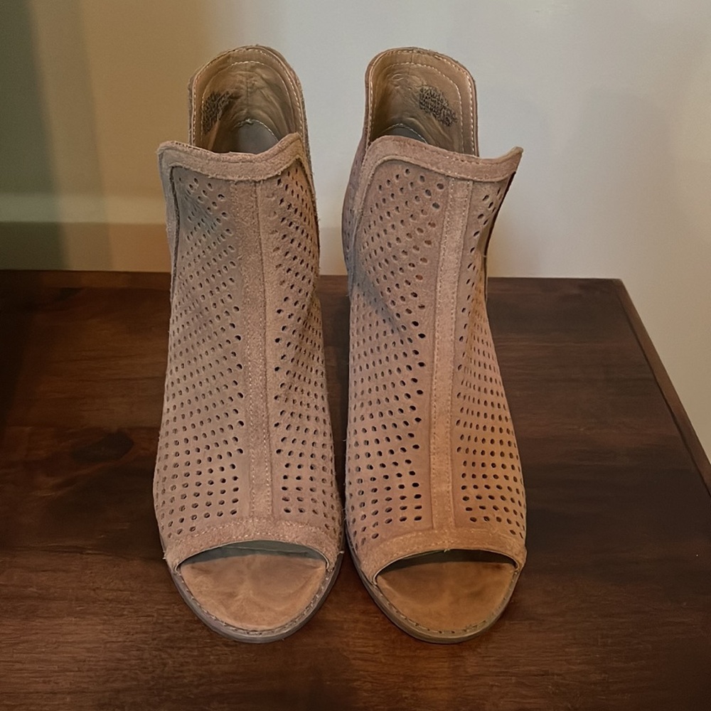 Lucky Brand Larise Tan Suede Leather Ankle Booties Size 8.5